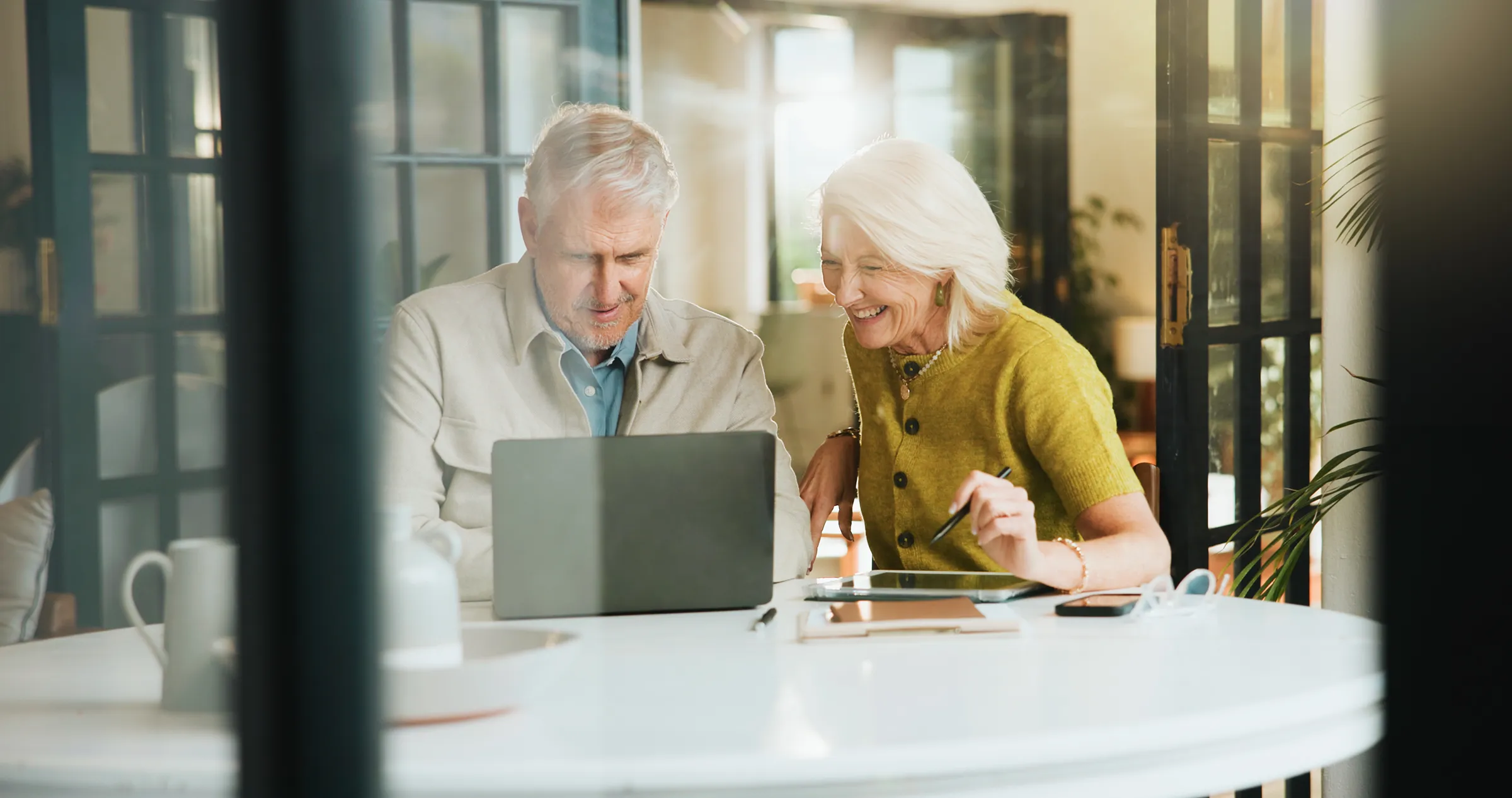 Financial advisor meeting with a couple to discuss proactive financial planning for their retirement strategy.