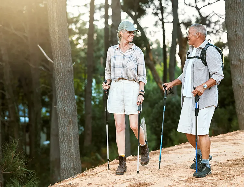 hiking-together-800px